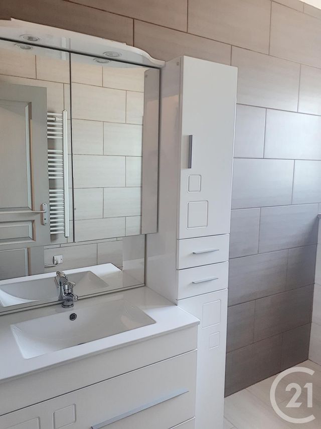 Appartement T4 à louer - 4 pièces - 78.0 m2 - ESCAMPS - 89 - BOURGOGNE - Century 21 Martinot Immobilier