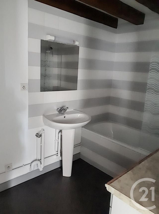 Appartement F1 à louer - 1 pièce - 45.0 m2 - AUXERRE - 89 - BOURGOGNE - Century 21 Martinot Immobilier