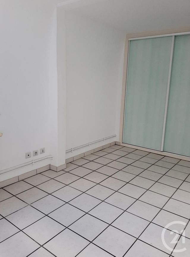 Appartement T3 à louer - 3 pièces - 52.6 m2 - AUXERRE - 89 - BOURGOGNE - Century 21 Martinot Immobilier